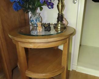 Round end table.