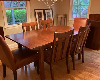 Ethan Allen dining table with two leaves and pads, great condition, 6 chairs