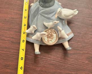 #87 - $100 - Lladro #5074 My Hungry Brood Girl Feeding Ducks Large Retired Large