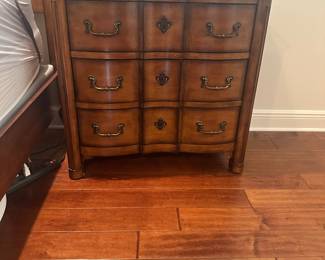 #43 - $1,400 - Drexel Heritage "Mirabelle" Queen size bed + dresser 12 drawers 64x21x41+ 2 night chests 34x18x31 - Antique Sherry finish