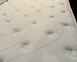#42 - $550 - Mattress queen size Confortaire with scape motion base