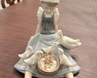 #87 - $100 - Lladro #5074 My Hungry Brood Girl Feeding Ducks Large Retired Large