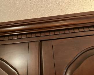 #53 - $150 - Armoire 48X X 27D X 77H