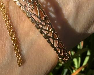 $1,650 - One 14kt gold ladies opal hinged bracelet that contains 4 cabochon cut opals that are white in color and 9 round cabochon. The bracelet weight 26.60 grams including stones. Bere Appraisal included with your purchase.