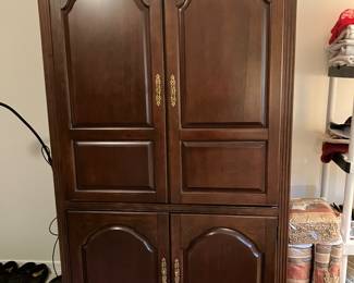 #53 - $150 - Armoire 48X X 27D X 77H