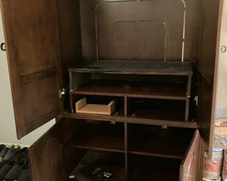#53 - $150 - Armoire 48X X 27D X 77H