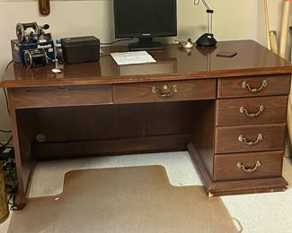 #59 - $100 - desk formica 60x30x29D