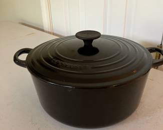 #117 - $100 - Le Creuset round dutch oven black #26 - 11"x9"