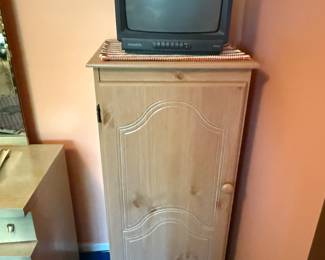 This is just a great little side cabinet