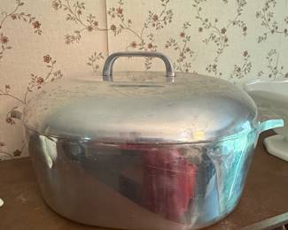 This is a fantastic vintage Wagner wear magna light Dutch oven