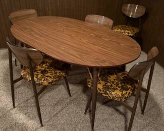 This I think is one of the best mid-century modern dining room sets we’ve had this year! It is in excellent condition and comes with five chairs