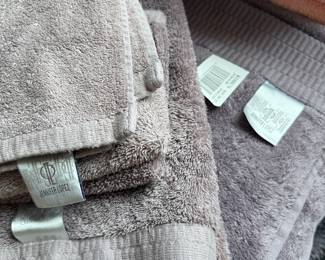 This is a lovely set Jennifer Lopez towels most of them have never been used and still have the original price tag