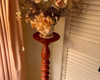 Wood spindle plant stand with floral decor