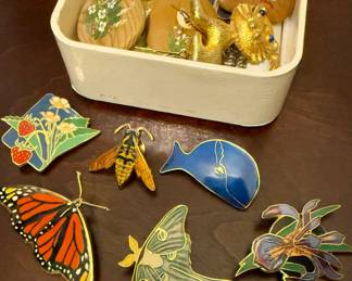 Assorted brooches including Wm. Spear enamel pins
