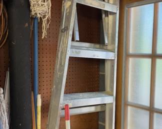 Aluminum ladder