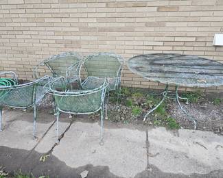 Outdoor table and chairs ready for a DIY makeover!