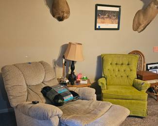 Power recliner, vintage swivel/rocker chair, end tables, lamps, deer mounts