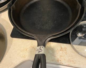 #197 set of 2 lodge iron skillet size 10 &12 inch $25.00