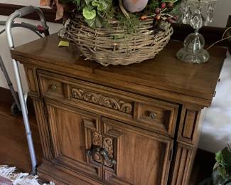 nice piece for entertaining the top folds out for more space