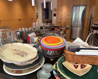 Large selection of kitchen items