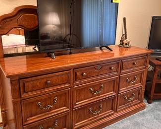 THOMASVILLE 9 DRAWER LONG DRESSER