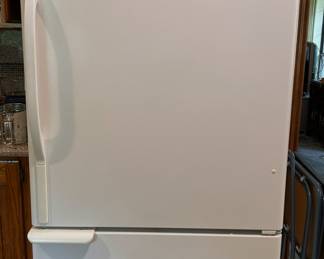KENMORE WHITE FRIDGE, BOTTOM FREEZER