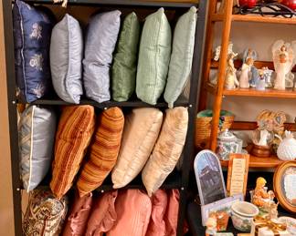 Large Selection of Linens/Towels/Blanket/Pillows