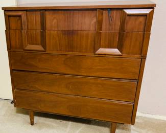 Mid Century Walnut 5 Drawer Highboy Dresser.