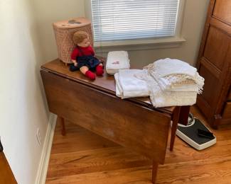 ANTIQUE DROP LEAF TABLE. SMALLER SIZE