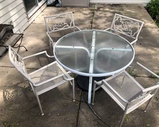 Nice patio set with umbrella and stored cushions