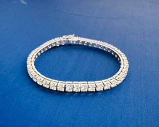 Exquisite 14k gold diamond tennis bracelet; 43 diamonds 20 points each; jeweler verified 8.5 karats total; SI 2 clarity; color H-J; accepting bids; willing to ship!