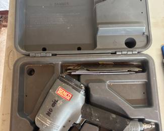 Senco SFN40 15 gauge Finish Nailer
w case.    $ 90.00
