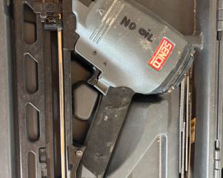 Senco SFN40 15 gauge Finish Nailer
w case.    $ 90.00