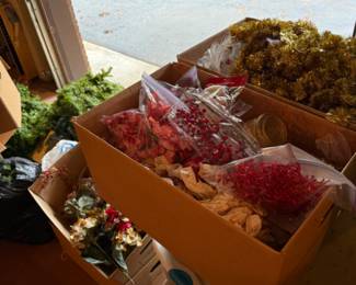 More decors... garland...