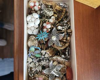 Vintage jewelry, boxes and boxes full!!