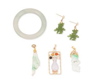 1019
A Group of Gold and Jade Jewelry
Including a pair of nephrite jade earrings, two 14k gold and carved jade pendants, a 14k gold and multi-color jade pendant and a small jade bangle
6 pieces
Earrings: 1 in., Pendants: 1 1/2 in., 1 3/4 in., 2 in., Bangle: 4 1/2 in.
36.4 grams gross
Estimate: $400 - $600