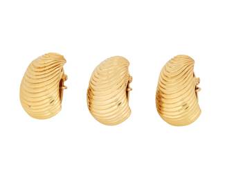 1074
Tiffany & Co.: Three 18K Gold Earclips
Of an oyster motif, signed Tiffany & Co.,no. 2423905
3 pieces
Measures: 3/4 in.
19.7 grams gross
Estimate: $1,200 - $1,800