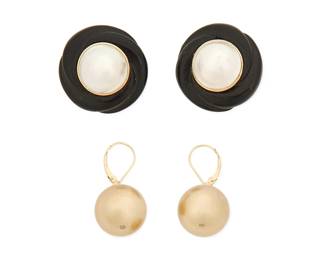 1016
Two Pairs of 14K Gold and Cultured Pearl Earrings
Including a pair of mabe pearl and onyx earrings together with a pair of golden cultured pearl earrings
4 pieces
Measures: 1 1/8 in. and 1 1/4 in.
28.2 grams gross
Estimate: $300 - $500