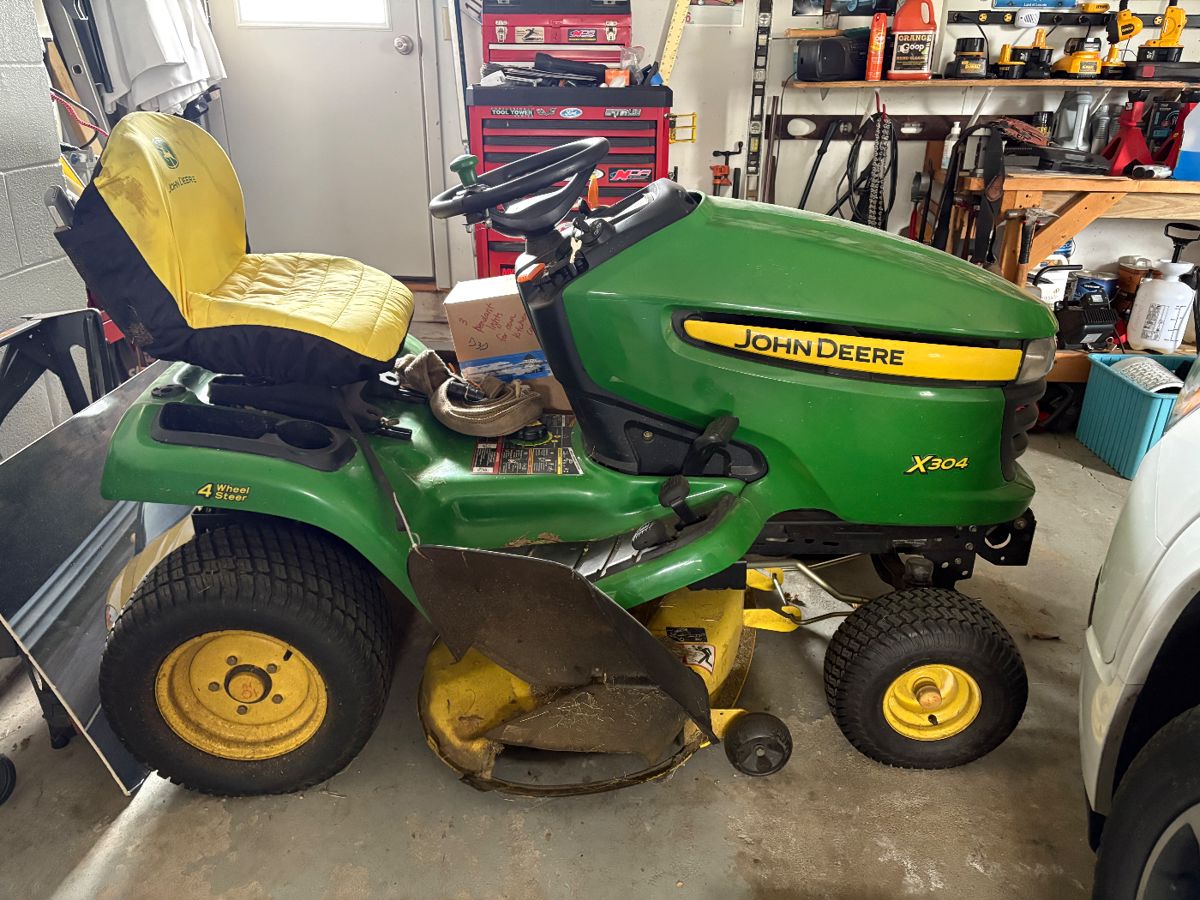 But it now $2300 obo
(offers will be taken until Saturday 3pm)
John Deere X304, All Wheel Drive, 42” Deck, 490Hours, 17 hp Kawasaki V Twin Engine