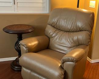 La-Z-Boy Recliner, Floor Lamp, 20" Round Accent Table Costa Del Sol