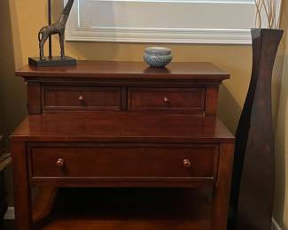 Linden Street Small Scale desk/Nightstand, Giraffe Accent Lamp, Floor Vase