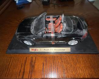 Audi TT Roadster Grey 1/18 Diecast Model Car by Maisto