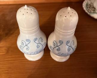 Williamsburg Pottery Vintage Salt & Pepper Shaker Set