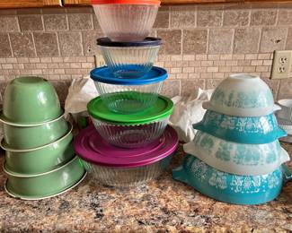 4 pc enamelware bowl set, Pyrex 4pc & 4 lids ribbed bowl set, Pyrex 4 pc Butterprint Amish Pattern nested bowl set.