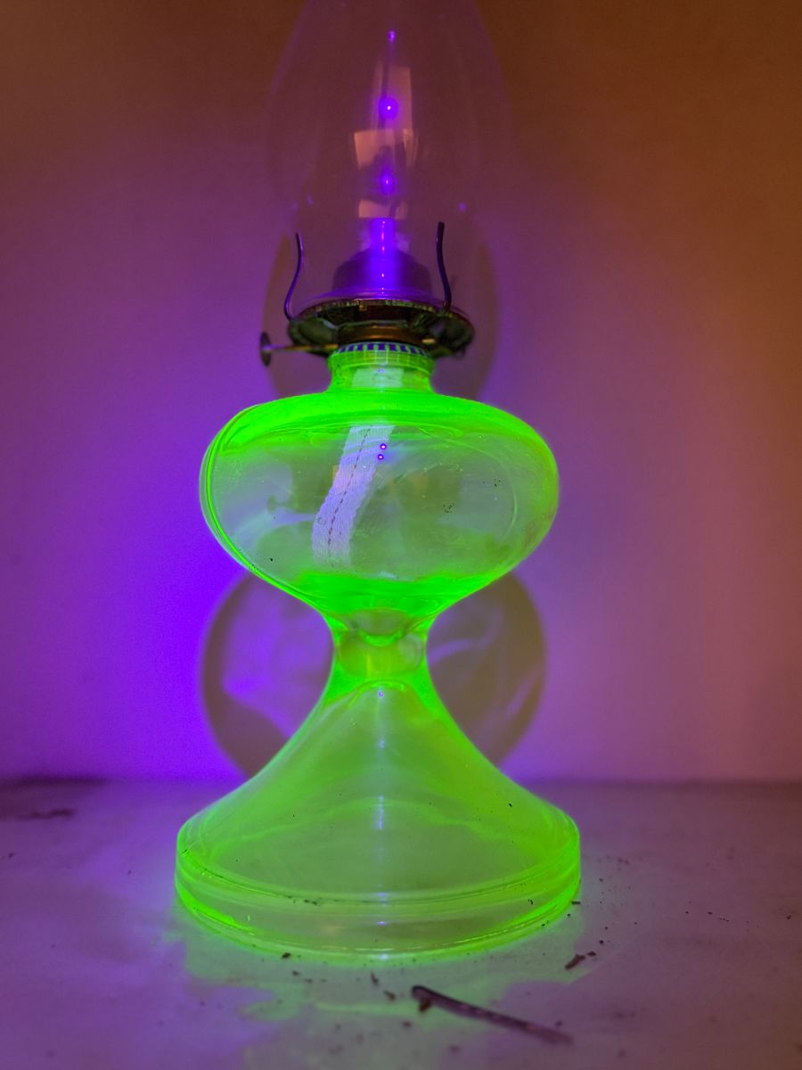 Uranium lamp