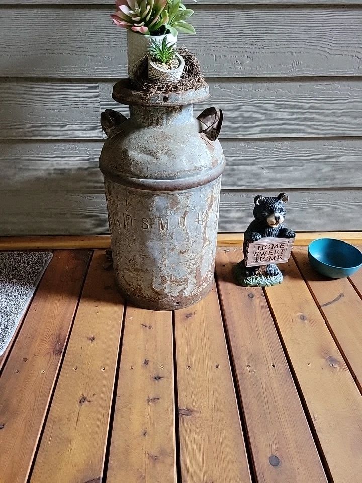 Milk can with lid