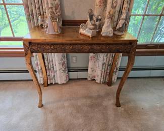 Beautiful table and the top lifts up