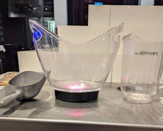 DBB123 - LED Champagne Ice Bucket,Clear Water Or Beverage Bucket, With Ice Scooper.