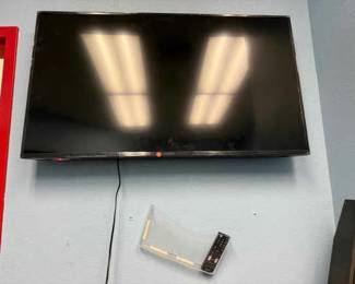 DBB756 Insignia 44" TV