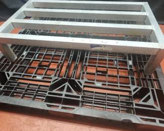 DBB484 - Plastic Pallet and Metal Stand